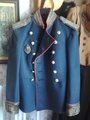 "Kosack-jacko"

This is the uniform of the military doctor of the sample of 1912, the only deviation from the established form - the color of velvet on the collar and cuffs should be not black, but dark blue. Such deviation was very frequent in those years.
Shoulder straps (marks) are not from this uniform, but from the uniform of a civil official of grade 5-8. There should be epaulets of the military medical sample with a dark blue velvet field, a metal polished rim, fringe and stars on ranks. Breastplate - for those with a doctorate in medicine.

Here is the original answer of expert in Russian:
Мундир военного врача образца 1912 г., единственное отступление от установленной формы - цвет бархата на воротнике и обшлагах (должен быть не черный, а темно-синий). Такая вольность в те годы была весьма частой.
Наплечные знаки не с этого мундира, а с мундира гражданского чиновника 5-8 класса. Должны быть эполеты военно-медицинского образца с темно-синим бархатным полем, металлическим полированным ободком, бахромой и звездочками по чинам. Нагрудный знак - для имеющих степень доктора медицины.
